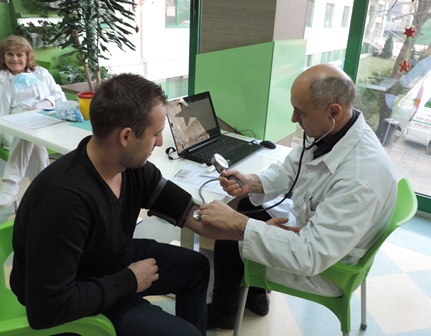 Десетки се включиха в акцията на „Софиямед“, „Сдружение Азбукари“ и НЦТХ по доброволно кръводаряване преди Коледа