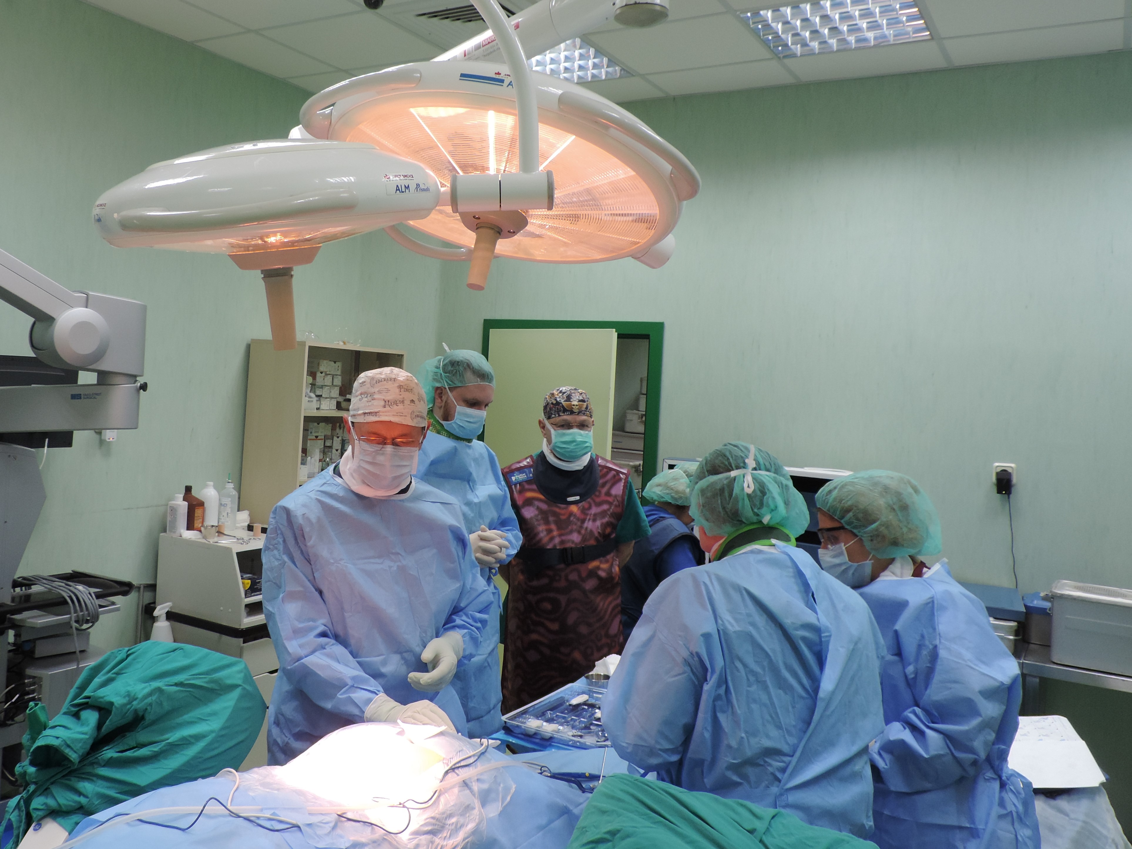 Нов метод за стабилизация на гръбначен стълб реализираха неврохирурзи в „Софиямед“