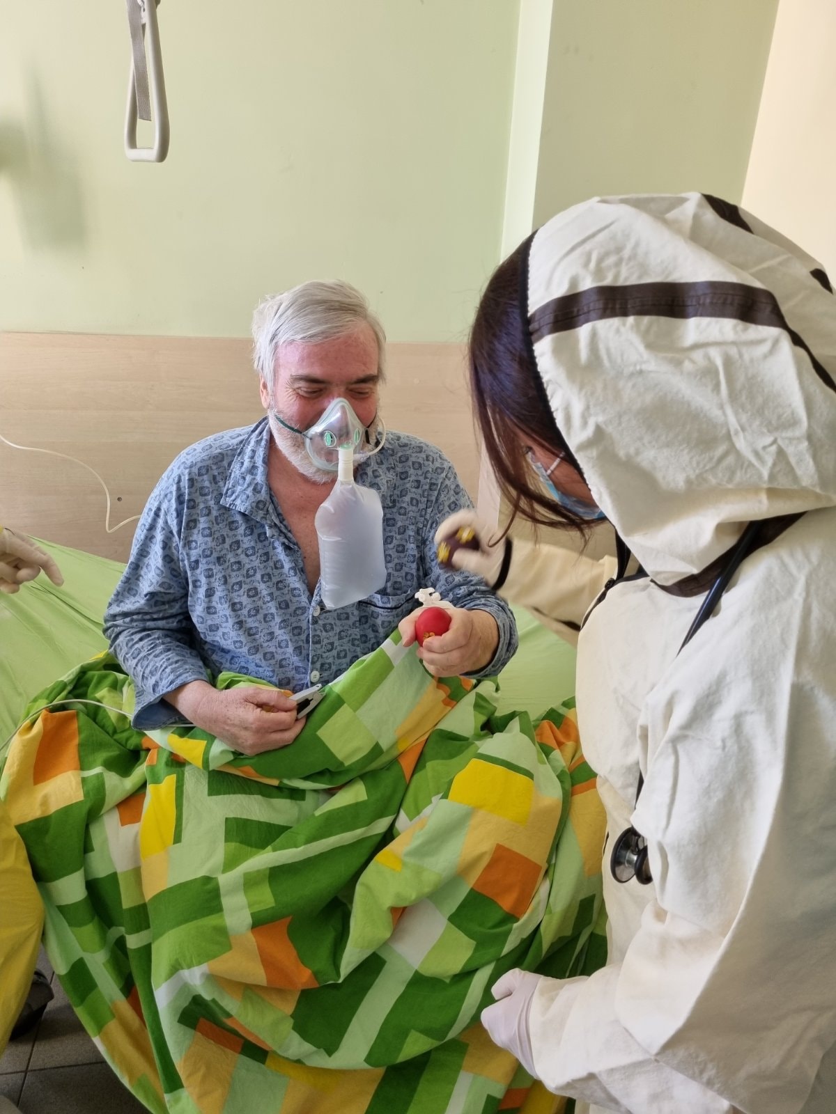 Медиците от COVID-19 отделението поздравиха пациентите си с шарени великденски яйца