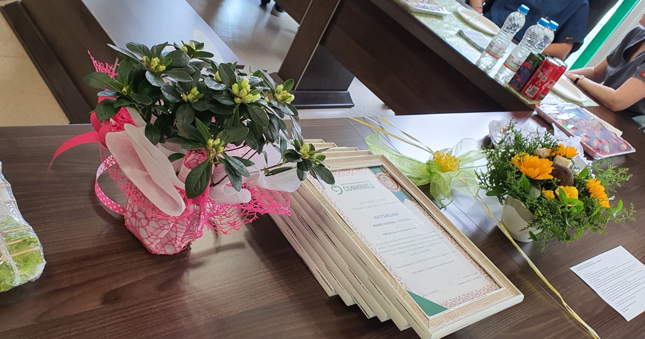 Цветя и грамоти за специалистите по здравни грижи в „Софиямед“ по случай 12 май