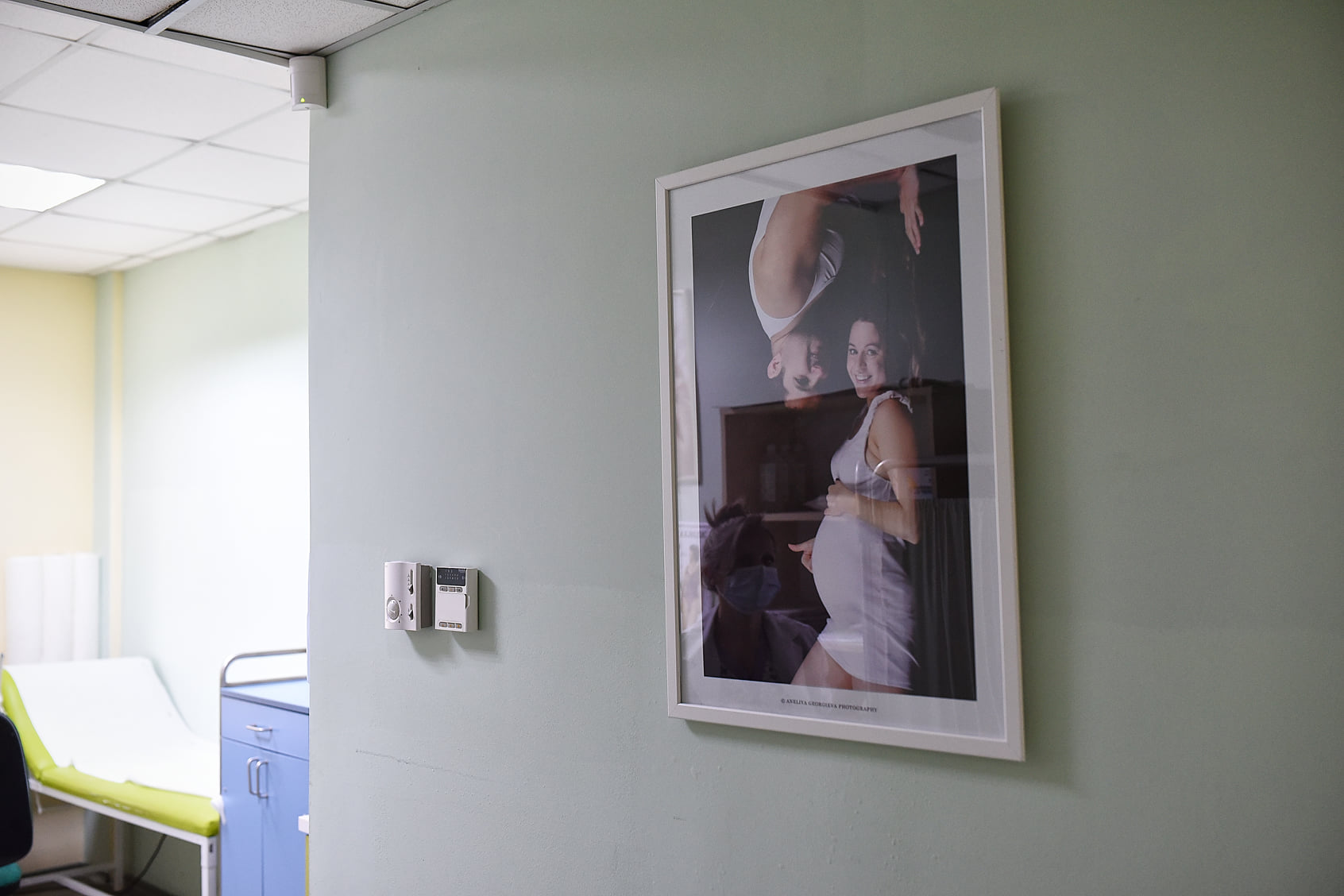 Kоридорите на АГ и неонатологично отделение бяха озарени от фотографии на бременни, бебета и деца