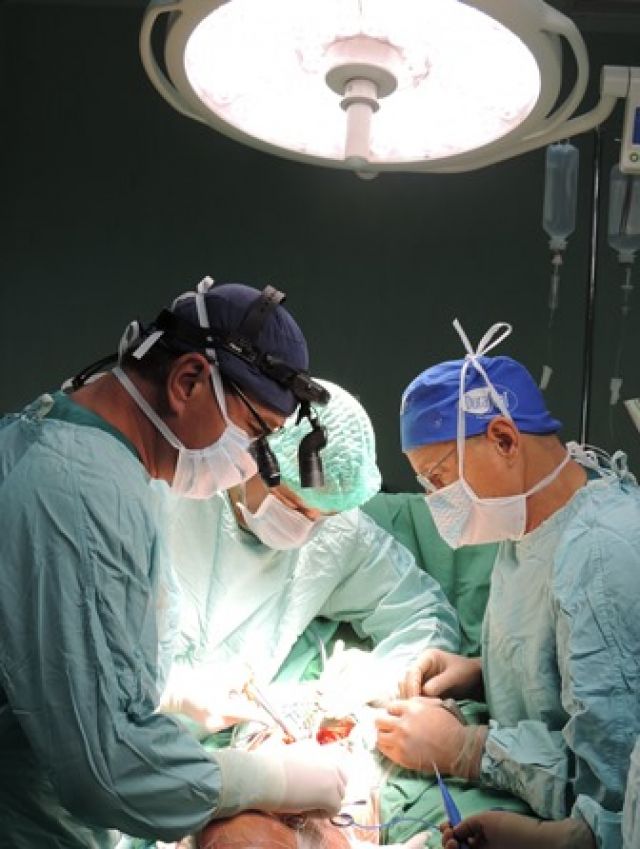 Лекари от „Софиямед“ спасиха от ампутация крака на мъж с огромен тумор  