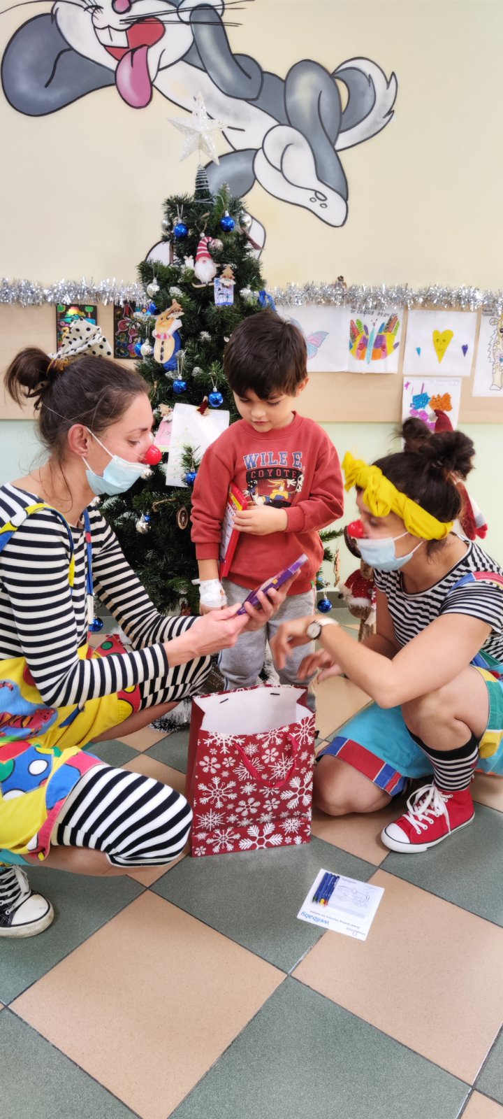Подаръци и радостни деца в Детско отделение!