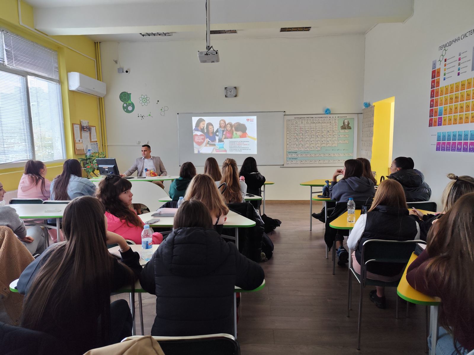 Кардиолог от „Софиямед“ разговаря с ученици от ПГО „Княгиня Мария Луиза“ за грижите за сърцето