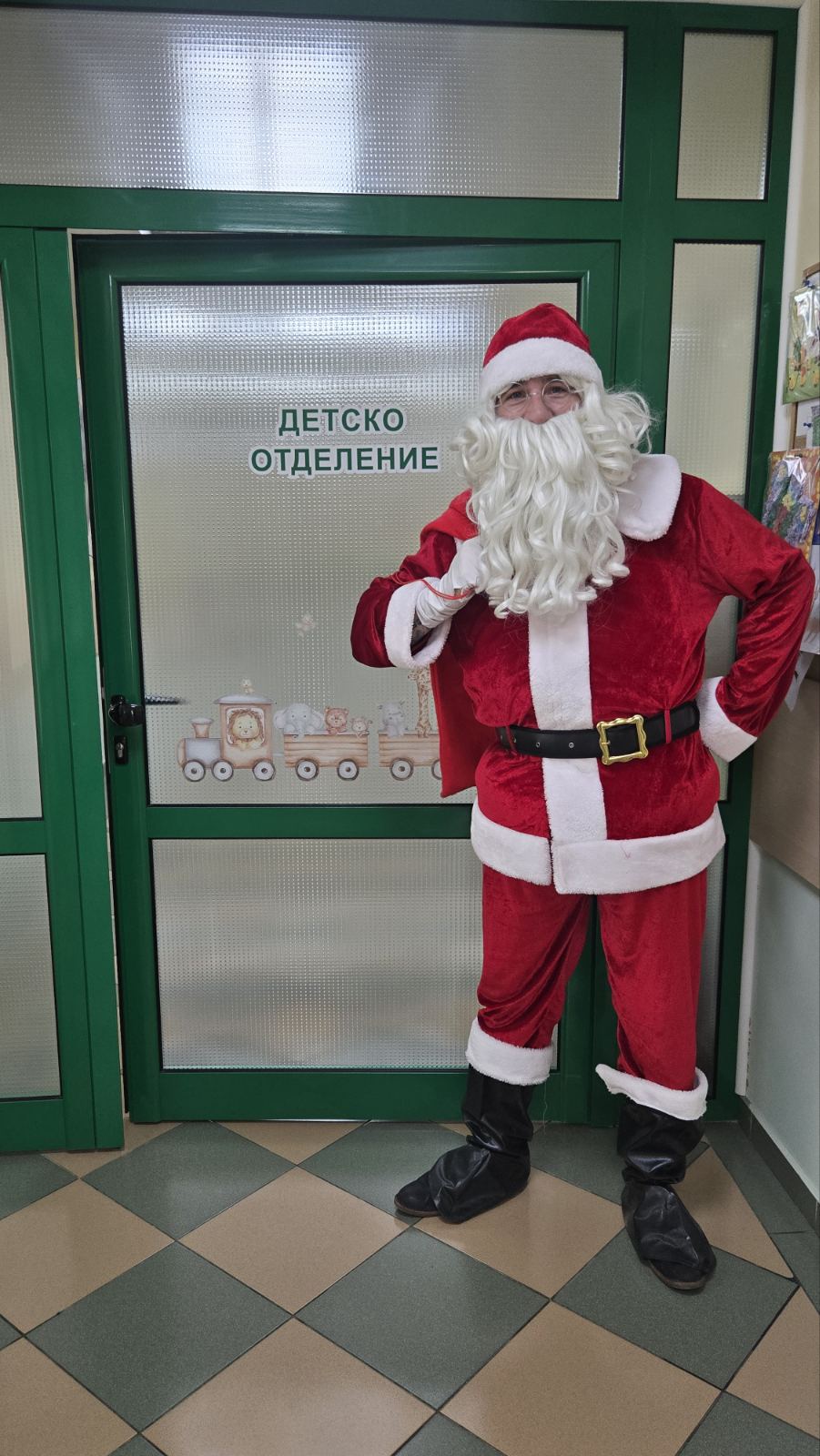 Дядо Коледа пристигна в Детско отделение 