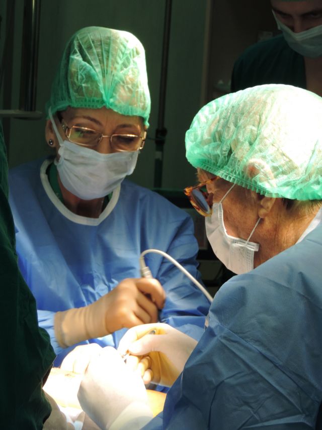 Специализираният курс по хирургия на ръка и реконструктивна хирургия в специализирания Център на УМБ