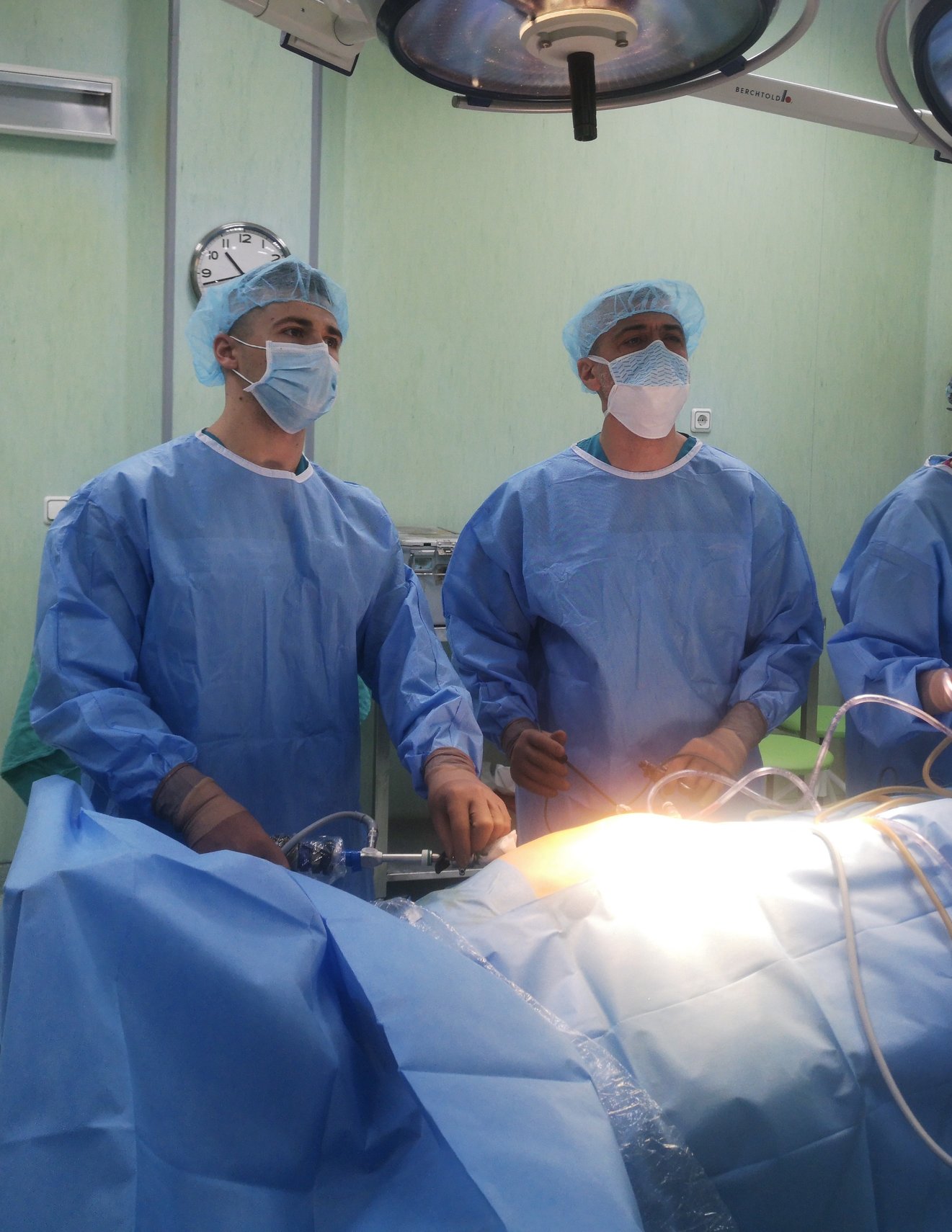 Хирурзите от „Софиямед“ отстраниха образувание с вид на камък от стомаха на жена чрез лапароскопска операция