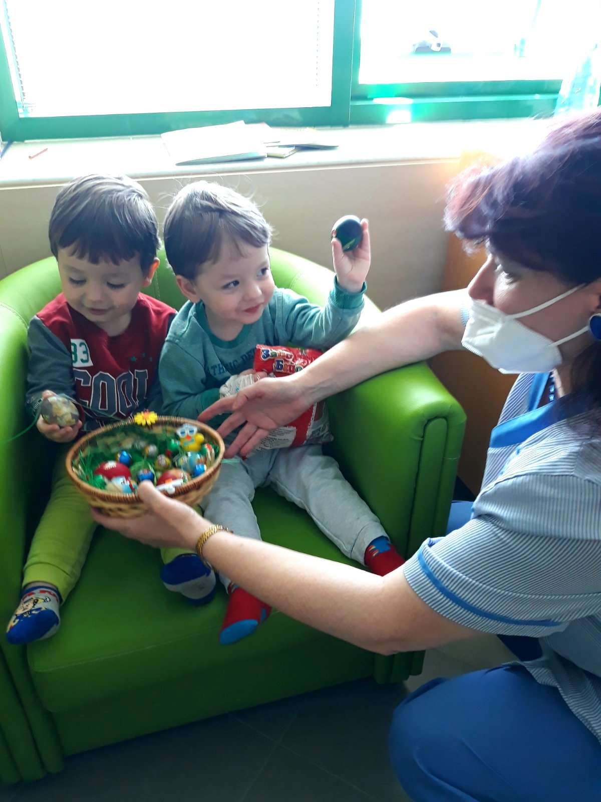 Педиатрите от Детско отделение се чухнаха с великденски яйца за здраве с малките си пациенти