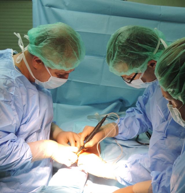 Уникална колянна операция на млада жена с генетично крехки кости извършиха в “Софиямед”