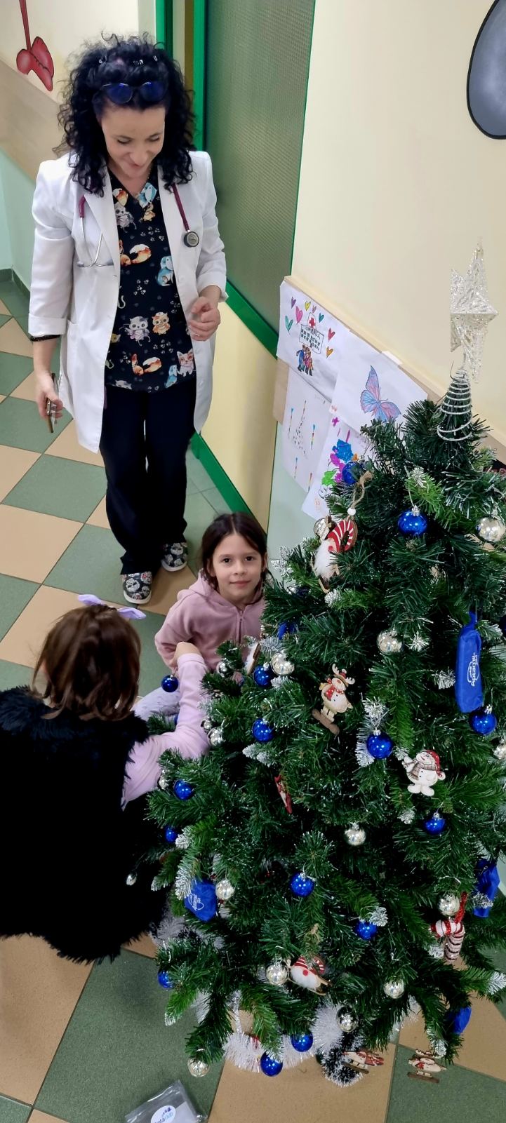 Дървото на радостта засия в Детско отделение