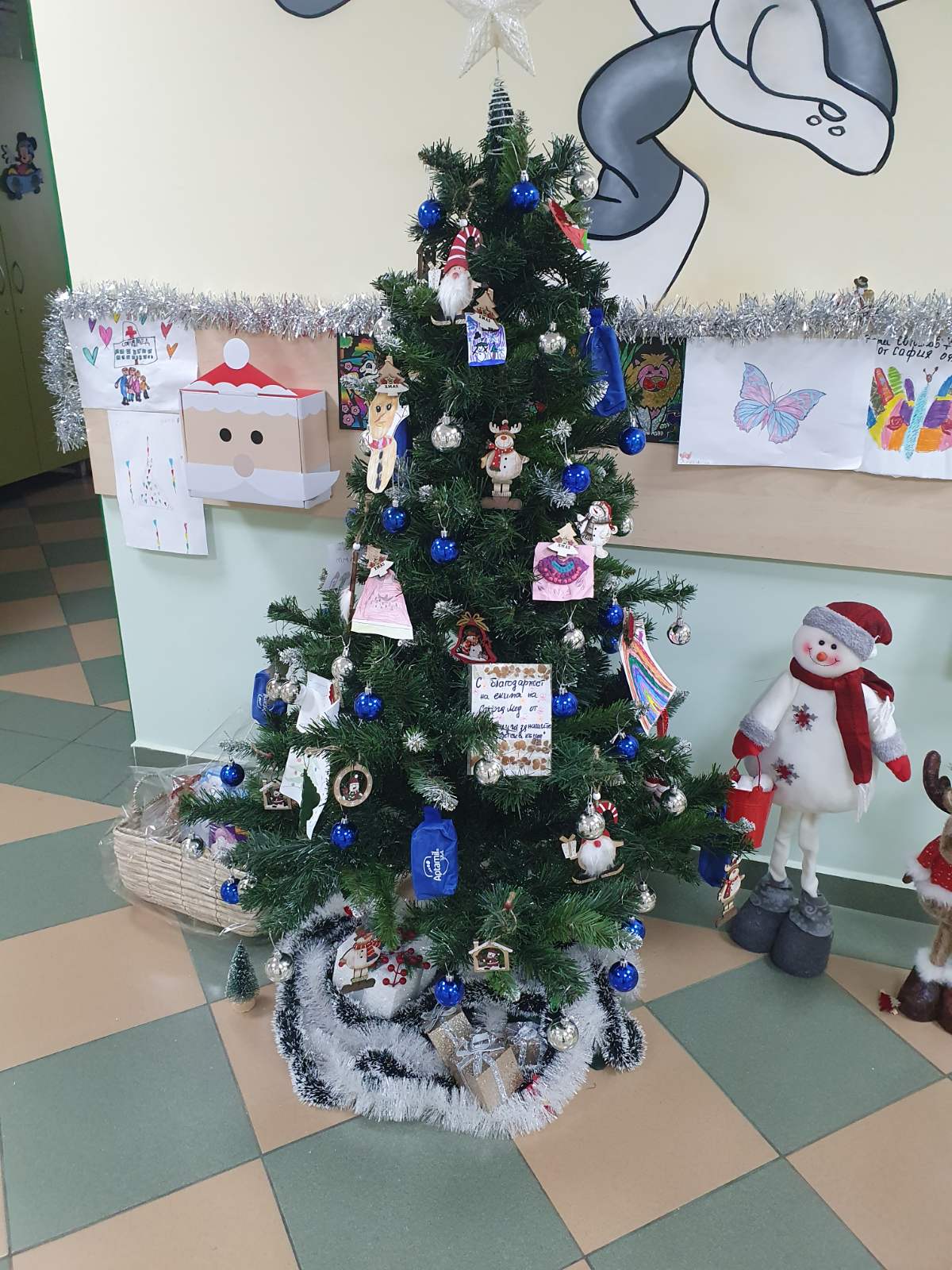 Дървото на радостта засия в Детско отделение