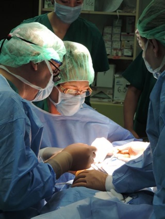 Хирурзи от „Софиямед“ трансплантираха палец от крак на ръката на 50г. мъж за първи път в България!