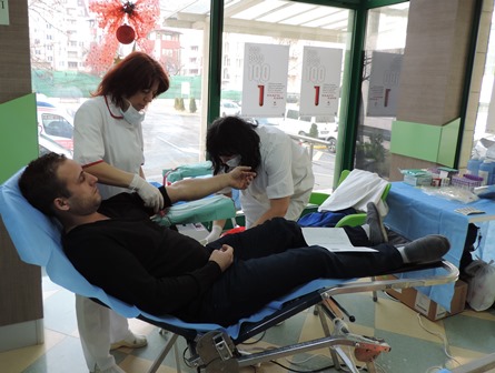 Десетки се включиха в акцията на „Софиямед“, „Сдружение Азбукари“ и НЦТХ по доброволно кръводаряване преди Коледа!