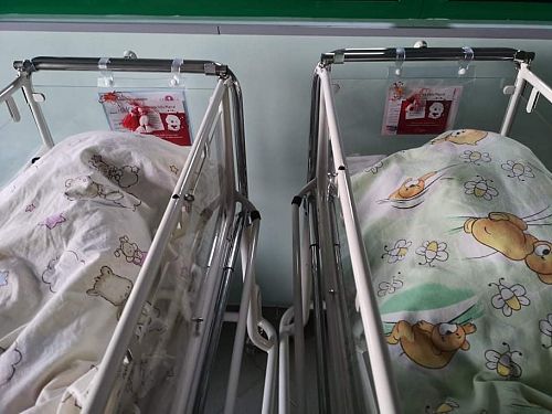 Мартенички от деца украсиха легълцата на бебетата в Неонатологично отделение на 