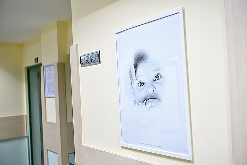 Kоридорите на АГ и неонатологично отделение бяха озарени от фотографии на бременни, бебета и деца